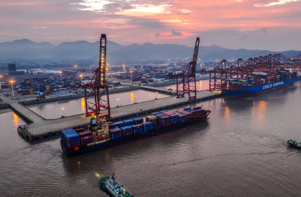 寧波貨代公司如同一座堅實的橋梁，連接著世界各地的貿(mào)易往來