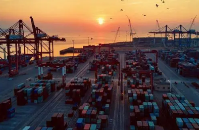 國際經(jīng)濟不確定下為何企業(yè)巨頭有競爭力？青島國際物流帶您分析