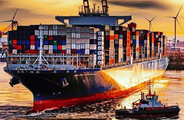 世界經(jīng)濟(jì)互聯(lián)互通的背景下，青島港如何應(yīng)對(duì)挑戰(zhàn)，不斷發(fā)展壯大？