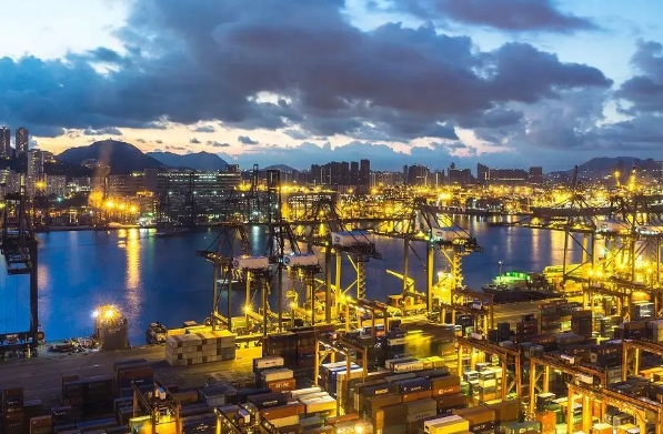 青島港海運(yùn)物流不僅是中國(guó)海運(yùn)物流的重要節(jié)點(diǎn)，更是連接世界的橋梁